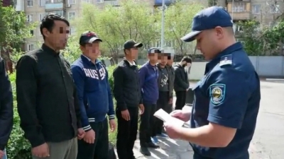 Казахстан ужесточает борьбу с нелегальными мигрантами: 16 человек выдворены из страны