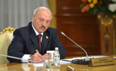 Лукашенко подписал закон о повестках в военкоматы через SMS-сообщения