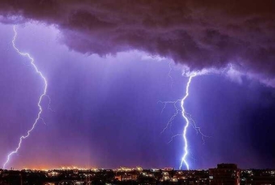 В ОАЭ обрушился проливной дождь с ветром и молнией