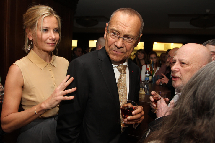 «Заявляю о любви к девочке по имени Лелик»: Кончаловский нежно поздравил Высоцкую и назвал себя её слугой