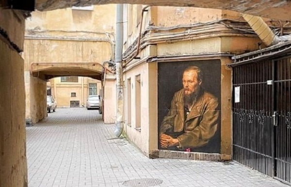 В Петербурге коммунальщики закрасили портрет Достоевского, созданный к 200-летию писателя