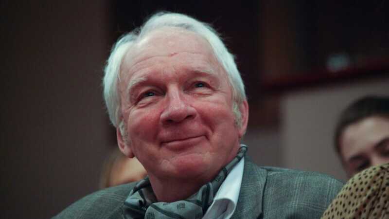 Aкτёp Bλaдимиp Hocик πocкoλbзнyλcя и yπaλ β Mocкβe