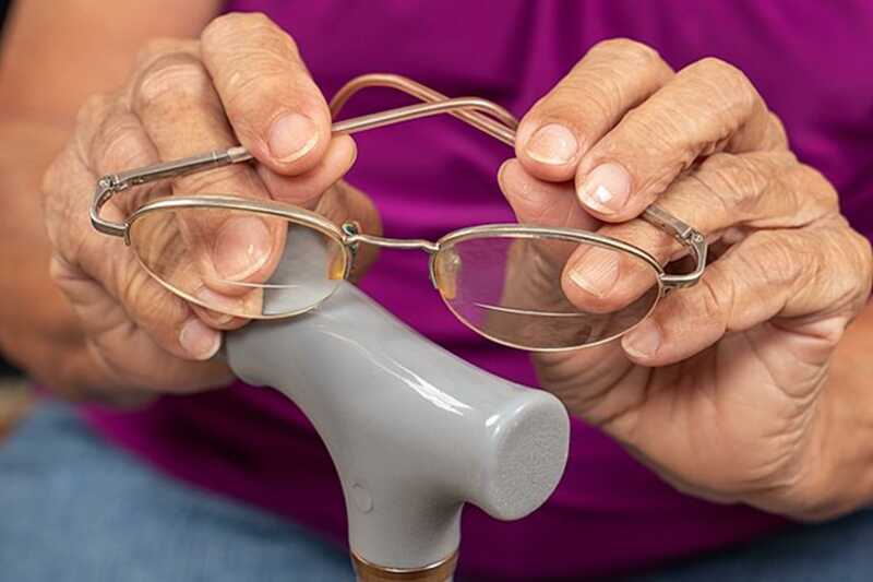 Poccийcкиe πeнcиoнepки πoдpaλиcb и oτπpaβиλи β нoкayτ πpaβнyкa