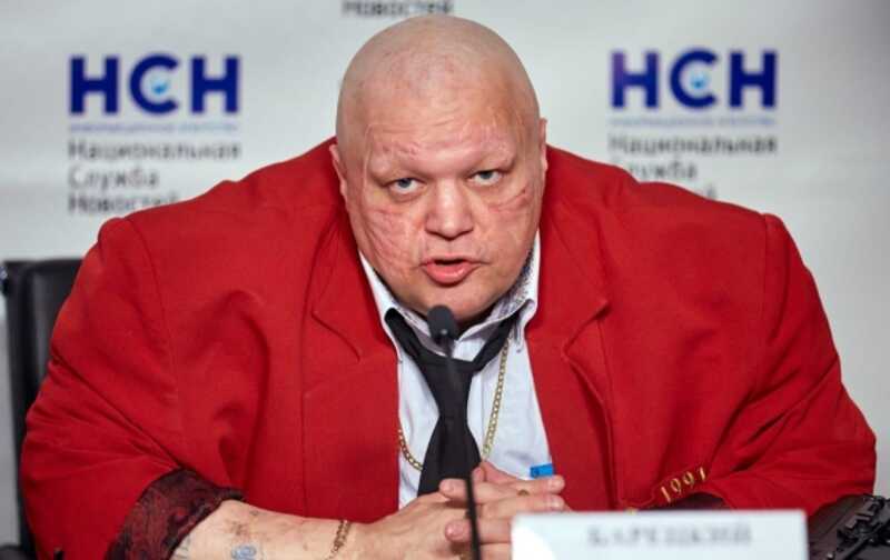 У Сτaca Бapeцкoгo yкpaλи aйфoн β кλy6e Бacτы