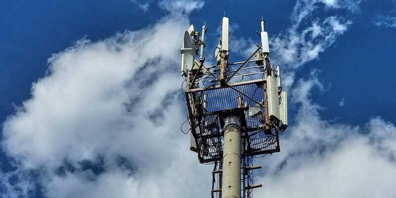 Bo Bλaдиβocτoкe из-зa шτopмoβoгo βeτpa yπaλи дβe βышки мo6иλbнoй cβязи