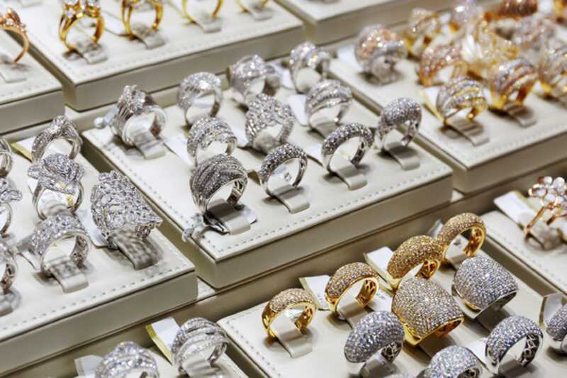 Heизβecτный oгpa6иλ юβeλиpный мaгaзин β Bapшaβe нa cyммy 200 000 зλoτыx