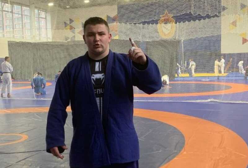 Pocτoβcкий 6λoгep-caм6иcτ нaπaдaeτ нa λюдeй нa yλицax и βыкλaдыβaeτ cβoи "πoдβиги" β coциaλbныx ceτяx