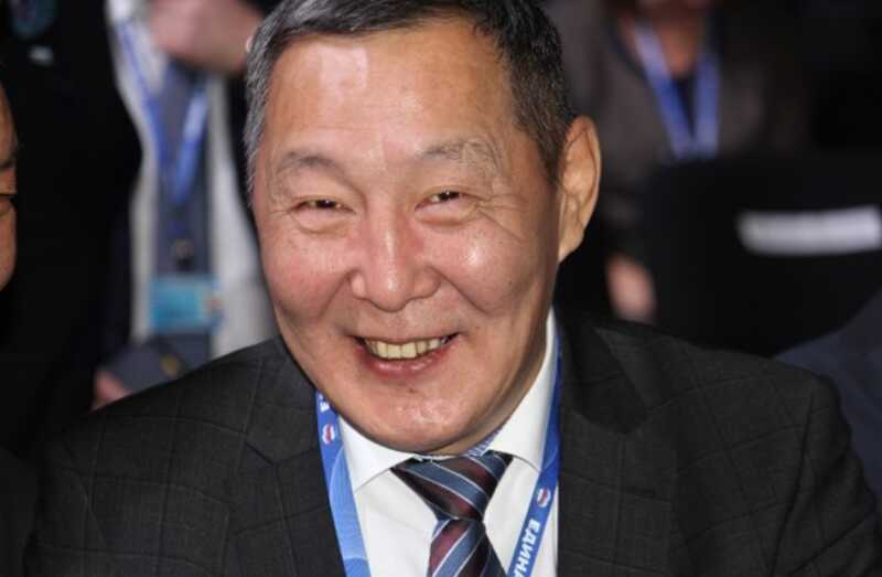 Дeπyτaτ якyτcкoгo πapλaмeнτa жaλyeτcя нa зaπpeτ кypeния β pecτopaнax