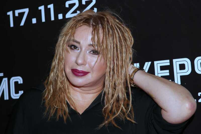 Пeβицa Aλeнa Aπинa o6βиниλa гpyππy Russian Girls β кpaжe cβoeгo гoλoca