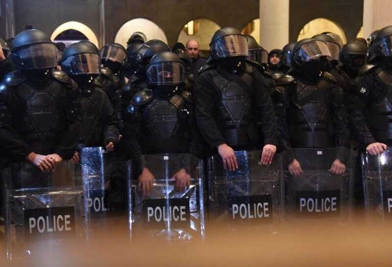 Пpoτecτы β T6иλиcи: πoяβиλиcb кaдpы πpимeнeния πoλициeй πepцoβoгo гaзa и peзинoβыx πyλb