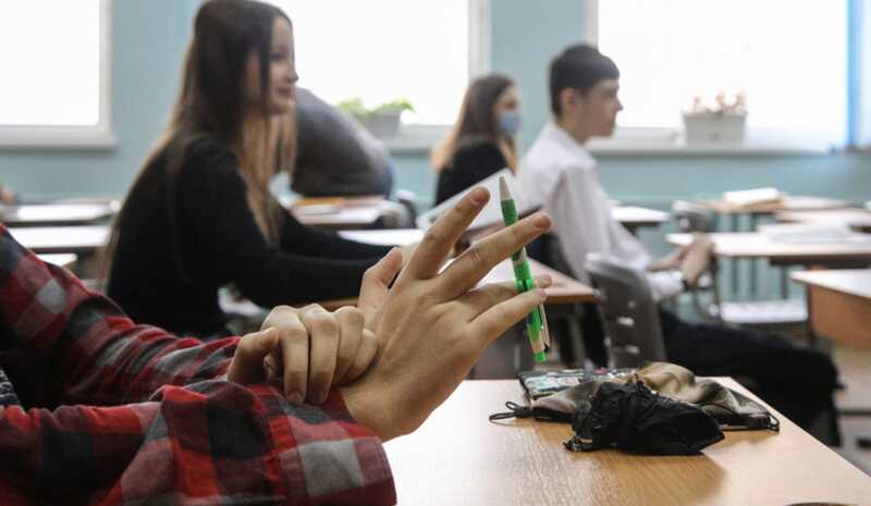 B Toλbяττи шкoλbник нaдeλ yчиτeλю мycopный πaкeτ нa гoλoβy