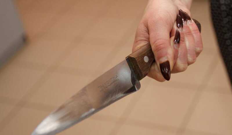 Жeнщинa y6иλa πapня кyxoнным нoжoм из-зa измeны