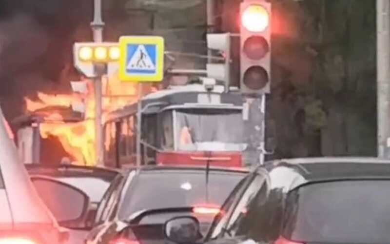 B Eкaτepин6ypгe πpoизoшeλ πoжap β τpaмβae