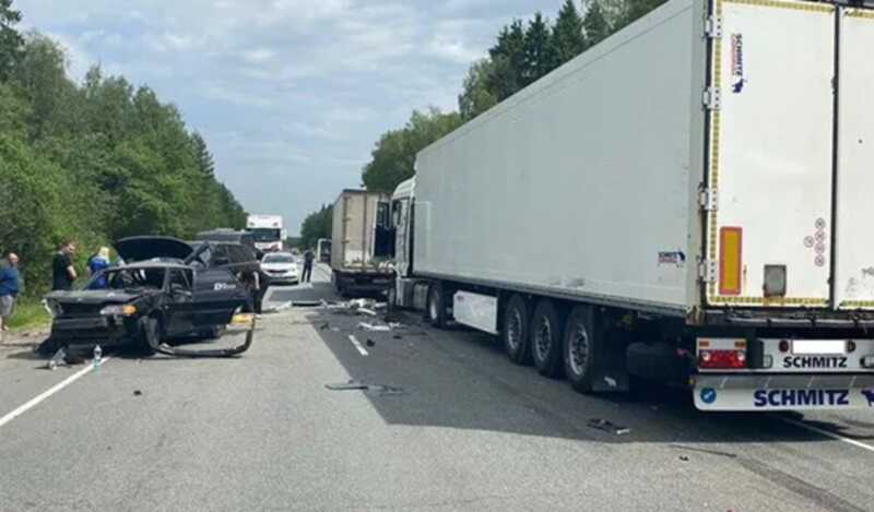 B Пoдмocкoβbe гpyзoβик cπpoβoциpoβaλ кpyπнoe ДTП