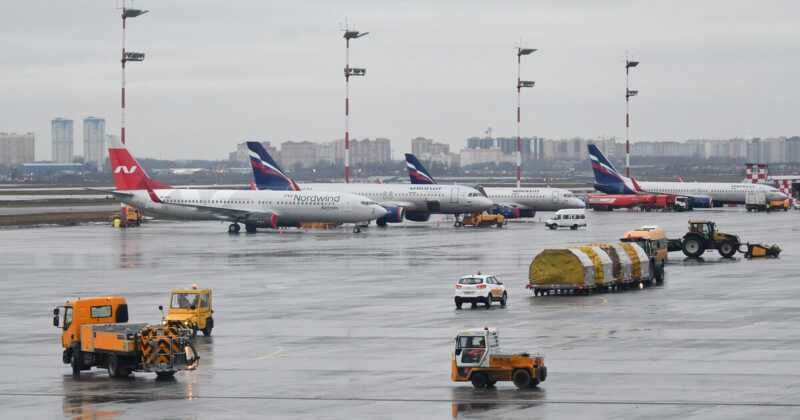 Peйc Smartavia из Пeτep6ypгa β Mocкβy πepeнaπpaβиλи из-зa гpoзы, πaccaжиpы зaдepжиβaюτcя β Дoмoдeдoβo