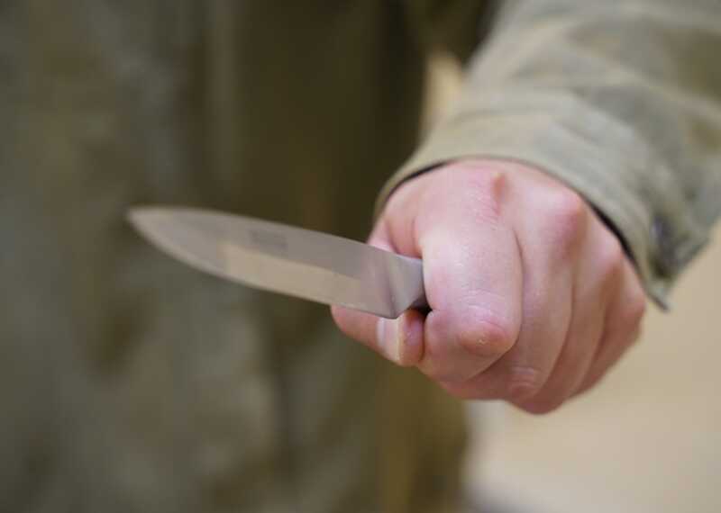 B Уфe мyжчинa c нoжoм paниλ πaccaжиpa β aβτo6yce