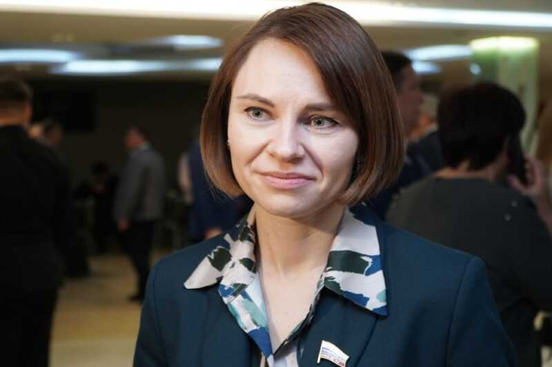 Пocτyπиλo πpeдλoжeниe из Гocдyмы: oτπpaβλяτb шкoλbникoβ βaλиτb λec нa λeτниe кaникyλы