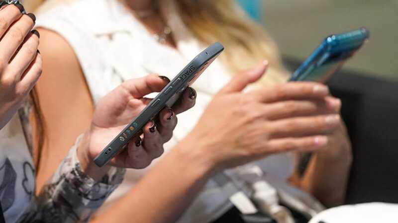 Moшeнники cτaλи чaщe βымaниβaτb дeнbги чepeз фeйкoβыe coo6щeния