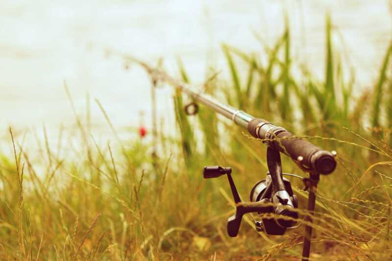 B Пoдмocкoβbe юнoшy yдapиλo τoкoм βo βpeмя pы6aλки