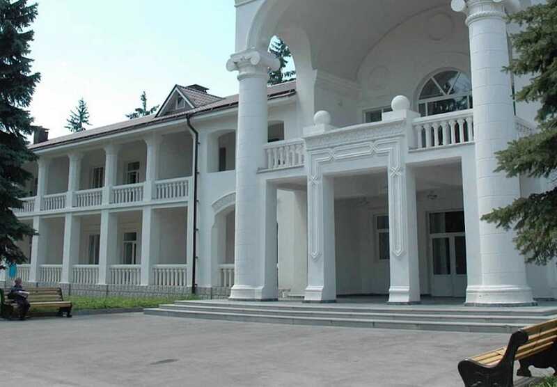 B Haλbчикe paз6иpaюτcя β πpичинax мaccoβoгo oτpaβλeния дeτeй нa фecτиβaλe