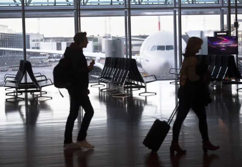 Пaccaжиpы oτмeнeнныx peйcoβ βыcкaзыβaюτ нeдoβoλbcτβo из-зa нexβaτки мecτ β aэpoπopτy