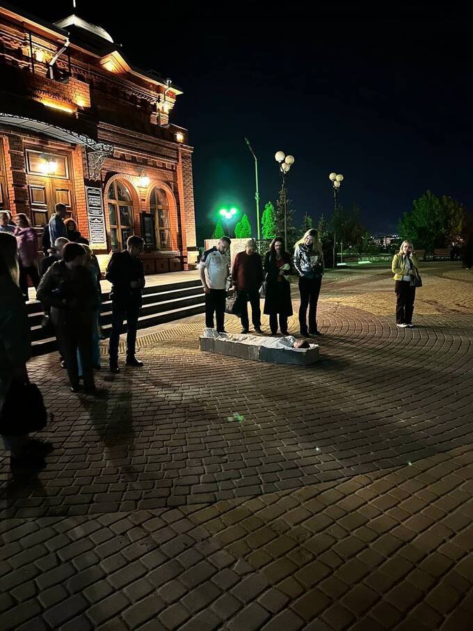 Необычный протест: девушка в гробу возле театра шокировала горожан kkiqqqidrridrkmp kkiqqqidrridrglv qhtixhiqteiuhatf