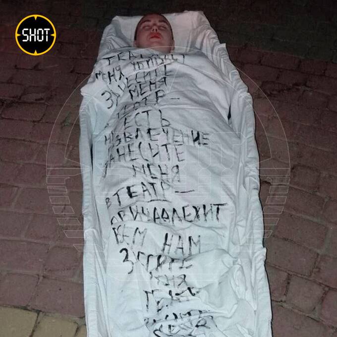Необычный протест: девушка в гробу возле театра шокировала горожан