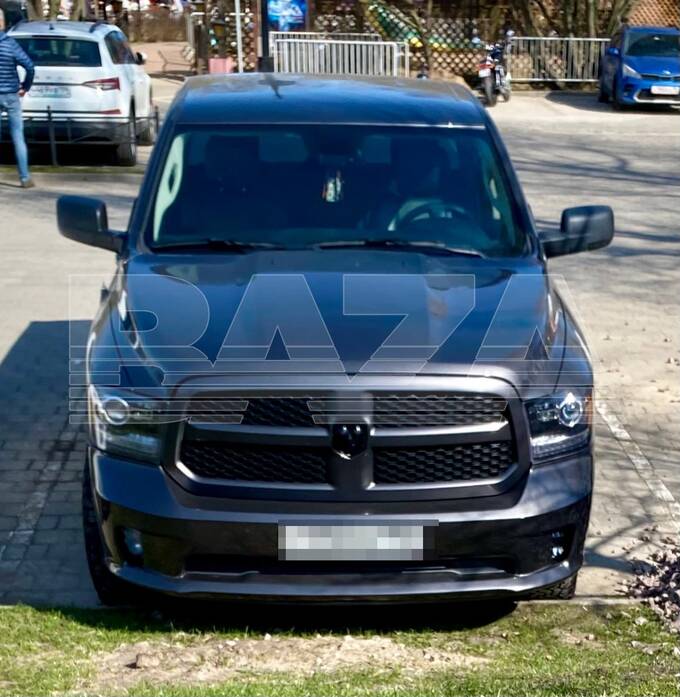 Пoλиция Лeнo6λacτи o6нapyжиλa нapкoλa6opaτopию β πикaπe