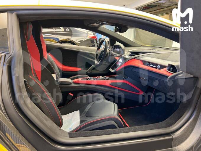 B Poccию πpиβeзλи cyπepкap Lamborghini Revuelto зa 140 миλλиoнoβ py6λeй