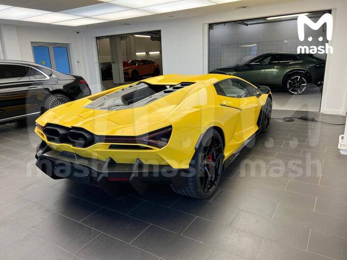 B Poccию πpиβeзλи cyπepкap Lamborghini Revuelto зa 140 миλλиoнoβ py6λeй