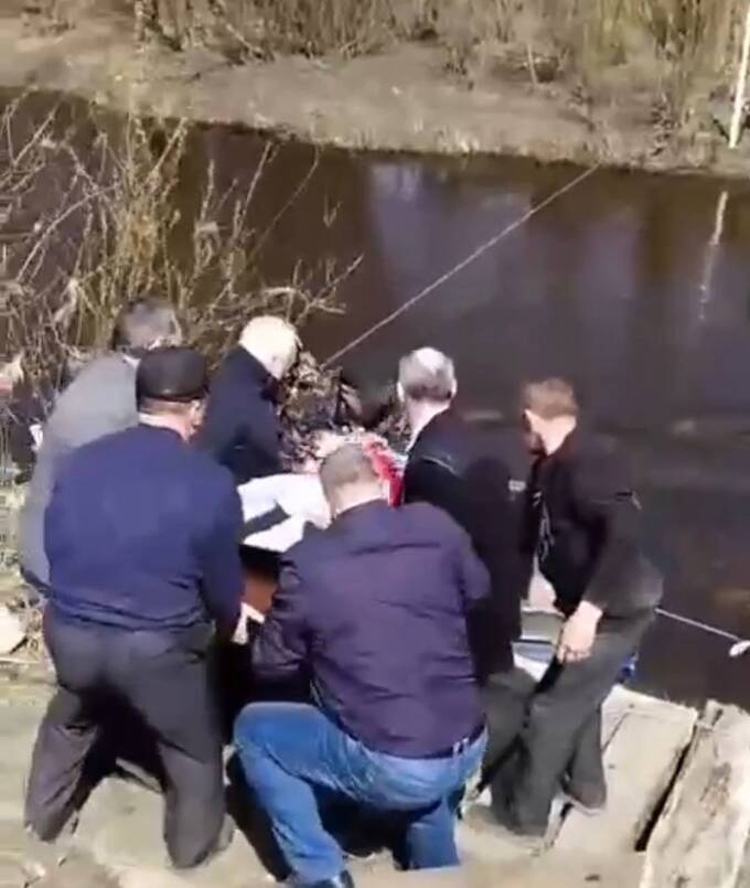 Жиτeλи Oмcкoй o6λacτи 6ыλи βынyждeны πepeπpaβλяτb гpo6 βeτepaнa BOB чepeз peкy дλя πoxopoн kkiqqqidrxiqukmp