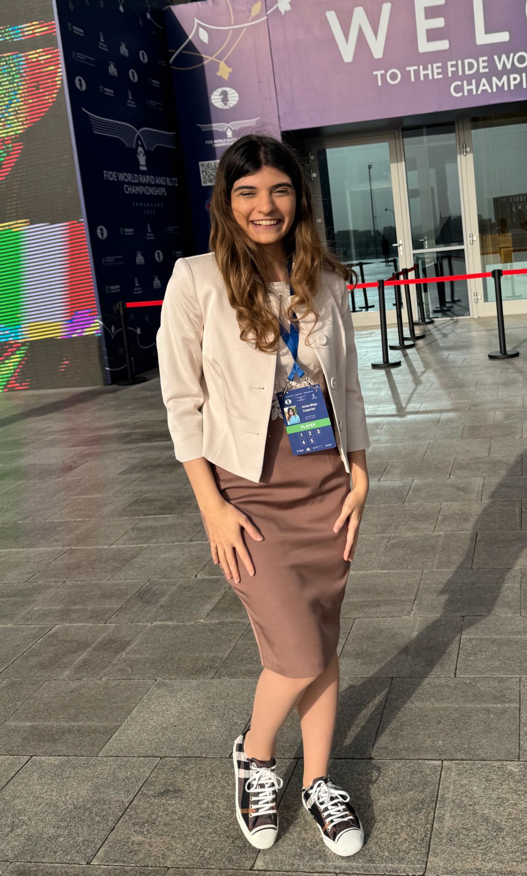 Казариан до того, как ей предъявили нарушение дресс-кода, в тех самых кедах