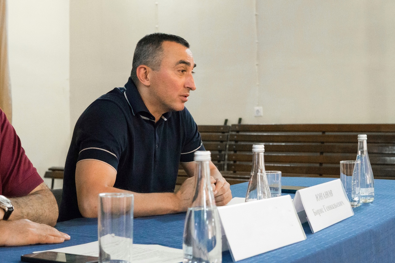 Усманов, Те и Костин 