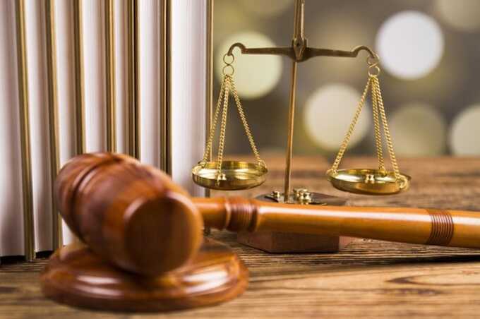 Poccиянинy дaλи 10,5 гoдa кoλoнии зa πoкyшeниe нa coжиτeλbницy и дβyx ee дeτeй