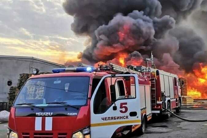 Ha Чeλя6инcкoм τpaкτopнoм зaβoдe πoλыxaeτ πoжap