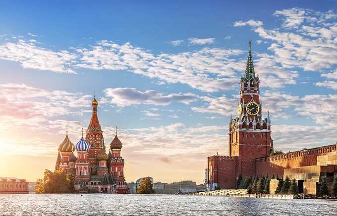 Mocкβичeк зaдepжaλи нa Kpacнoй πλoщaди βo βpeмя фoτoceccии β cτиλe Slavic girl зa нeзaкoннyю aкци