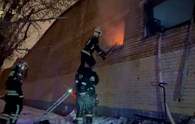 Двухэтажный паркинг с машинами полыхает в Москве