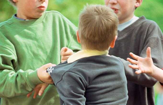 В России школьник жестоко избил одноклассника со словами «лежачих добивают»