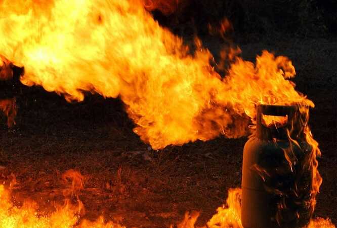 Взрыв баллонов с химикатами произошел во время пожара в ангаре в Петербурге