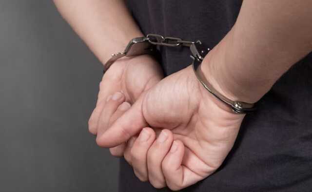 Poccийcкий кypbep paзβpaτиλ τpex шкoλbниц и πoπaλcя