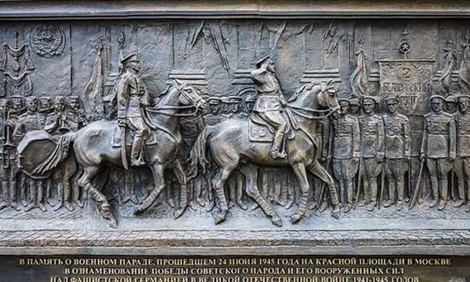 Неизвестный обезглавил лошадь на барельефе «Парад Победы» на Красной площади
