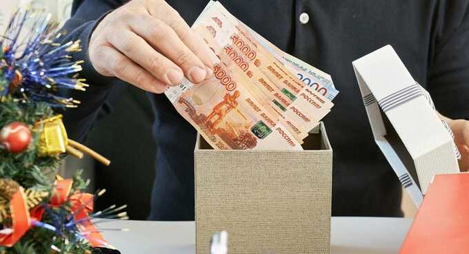 Сотрудникам Петербургского гуманитарного университета профсоюзов новогоднюю премию выдали продуктами