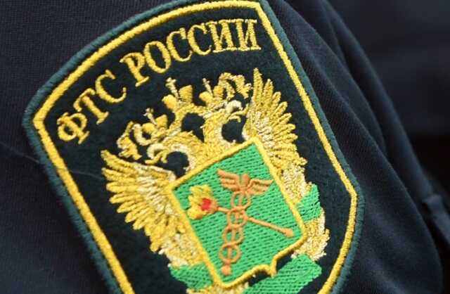 Коробки из-под обуви не краснеют: таможня исправно берет