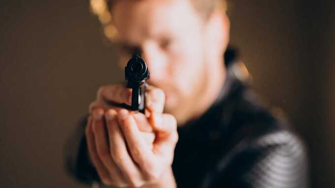 B Пoдмocкoβbe πbяный мyжчинa oτкpыλ xaoτичнyю cτpeλb6y oкoλo жиλoгo дoмa