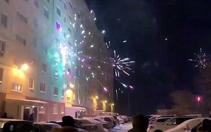 Фейерверк влетел на балкон многоэтажки и едва не спалил квартиру в Улан-Удэ
