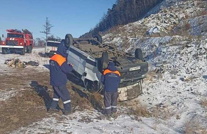 В Бурятии перевернулся микроавтобус с 12 пассажирами