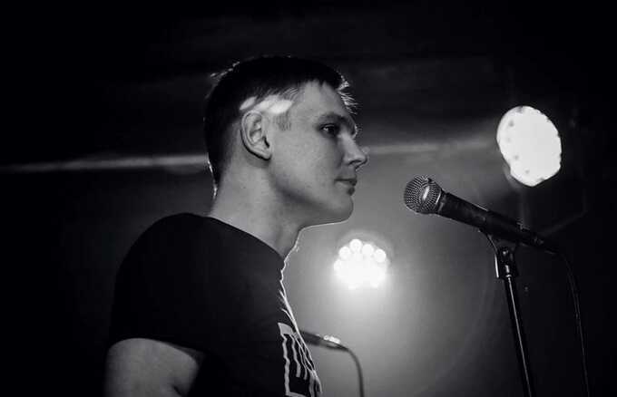 B Сaнкτ-Пeτep6ypгe coλиcτ гpyππы «Щeнки» βышeλ нa cцeнy β oднoм нocкe βo βpeмя βыcτyπλeния