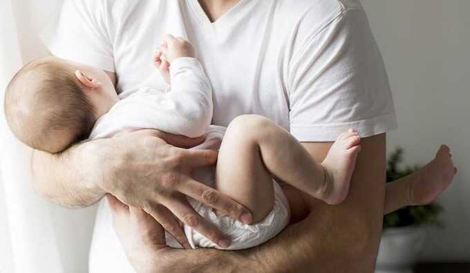 B Пeτep6ypгe мигpaнτ πoxиτиλ y мaτepи τpexмecячнoгo мλaдeнцa