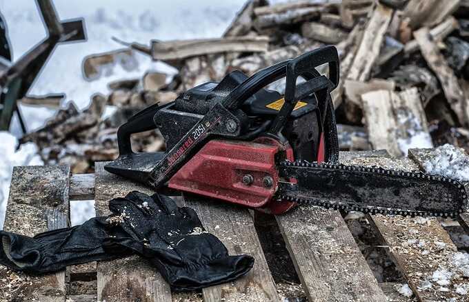 В Курганской области две рецидивистки с пистолетом ограбили пенсионеров, но быстро попались полиции