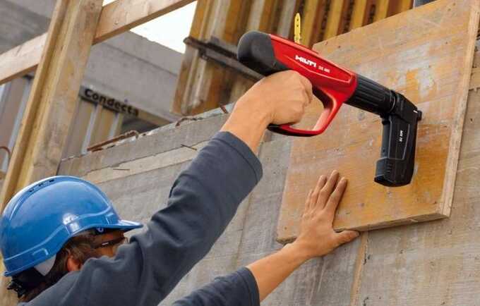 В Малайзии строитель получил в глаз гвоздь, чудом не потеряв зрение